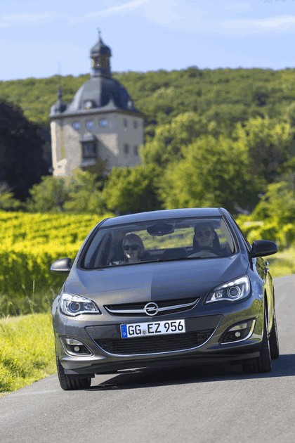 2012 Opel Astra sedan 4