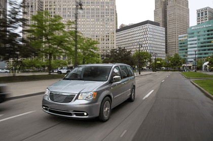 2014 Chrysler Town & Country 30th Anniversary Edition 5