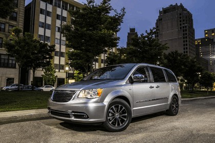 2014 Chrysler Town & Country 30th Anniversary Edition 8