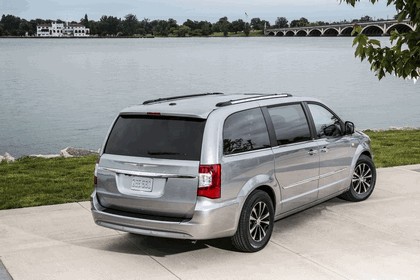 2014 Chrysler Town & Country 30th Anniversary Edition 12