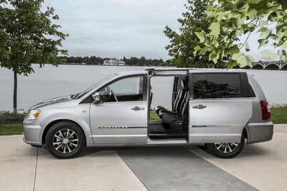 2014 Chrysler Town & Country 30th Anniversary Edition 13