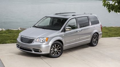 2014 Chrysler Town & Country 30th Anniversary Edition 2