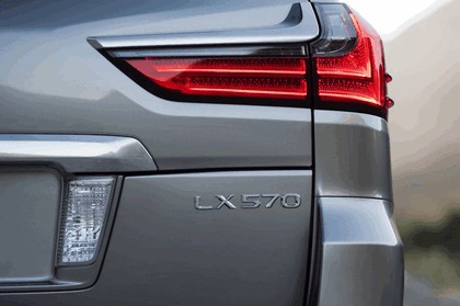 2016 Lexus LX 570 17