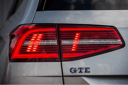 2017 Volkswagen Passat SW GTE - UK version 11