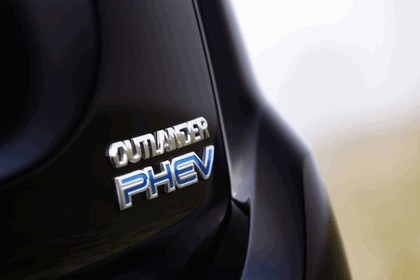 2016 Mitsubishi Outlander PHEV Juro - UK version 28