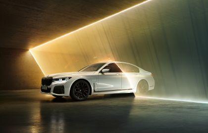 2019 BMW 745e 6