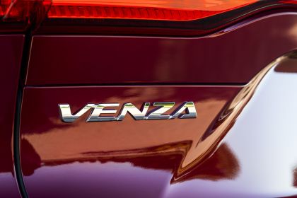 2021 Toyota Venza LE 16