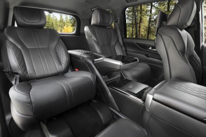 2021 Lexus LX 600 Ultra Luxury - USA version 23