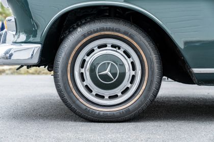 1966 Mercedes-Benz 200 52