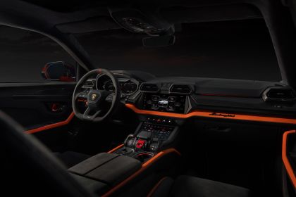 2025 Lamborghini Urus SE 13
