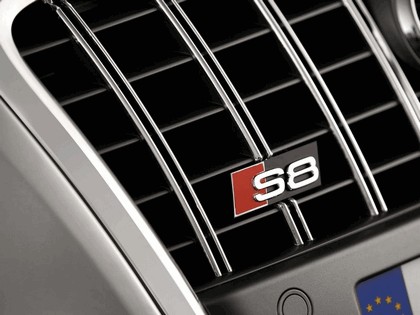 2005 Audi S8 31