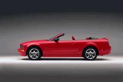 2005 Ford Mustang convertible 4