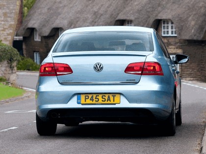 2010 Volkswagen Passat BlueMotion - UK version 13