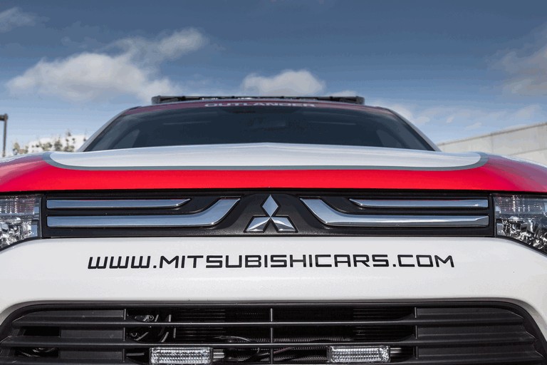 2013 Mitsubishi Outlander - official safety vehicle for Pikes Peak 388477