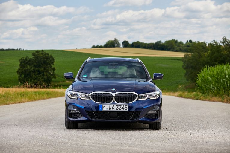 terwijl levend gebruiker 2020 BMW 330d ( G21 ) xDrive Touring - Free high resolution car images