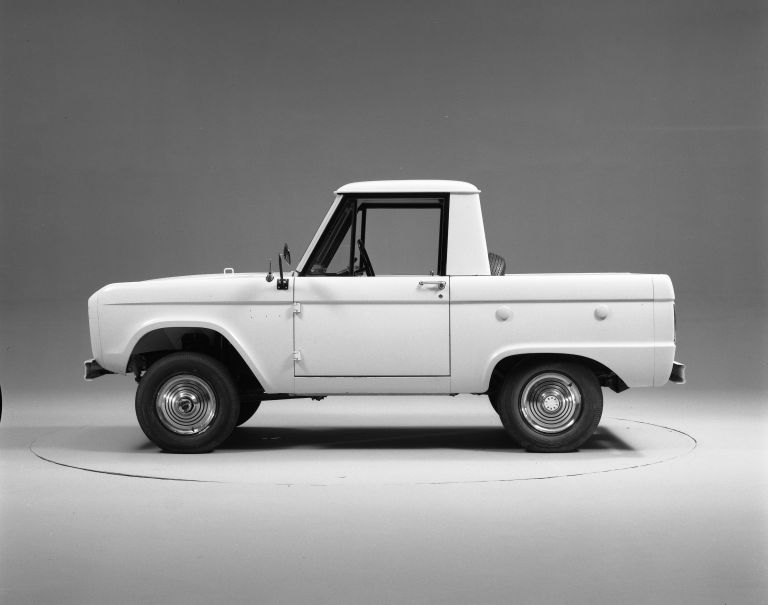 1966 Ford Bronco pickup 592420