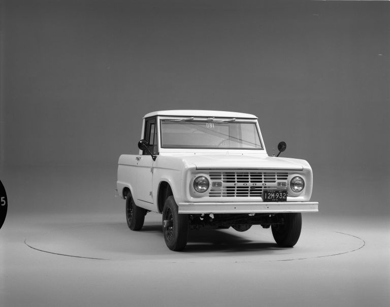 1966 Ford Bronco pickup 592428