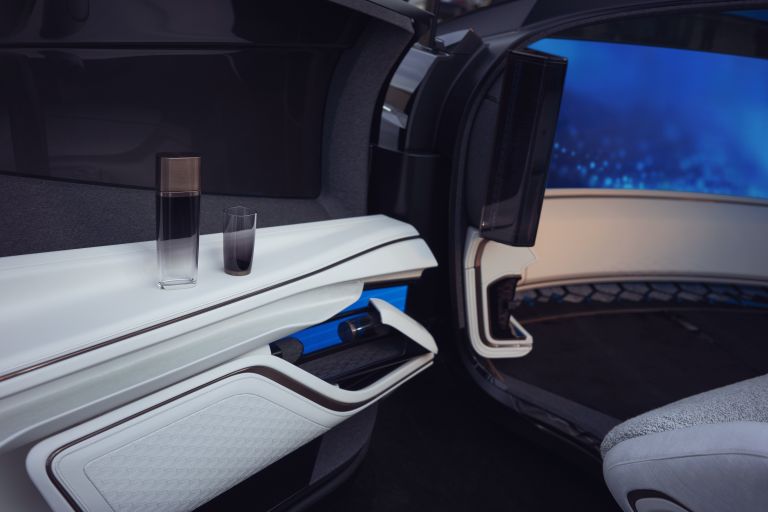 2022 Cadillac InnerSpace Autonomous concept 658105