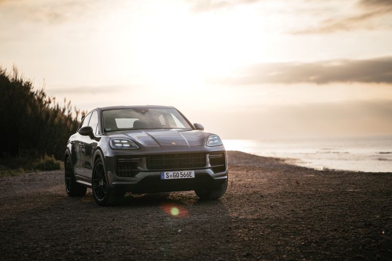2024 Porsche Cayenne Turbo E-Hybrid Coupé with GT Package 742605