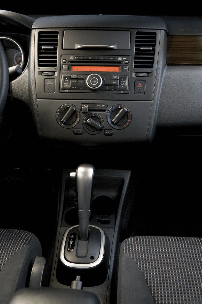 2010 Nissan Versa hatchback 270271